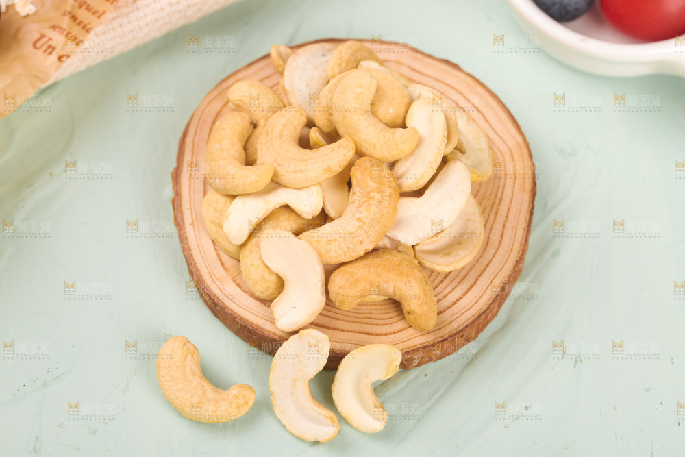 木板上放着原味腰果仁
