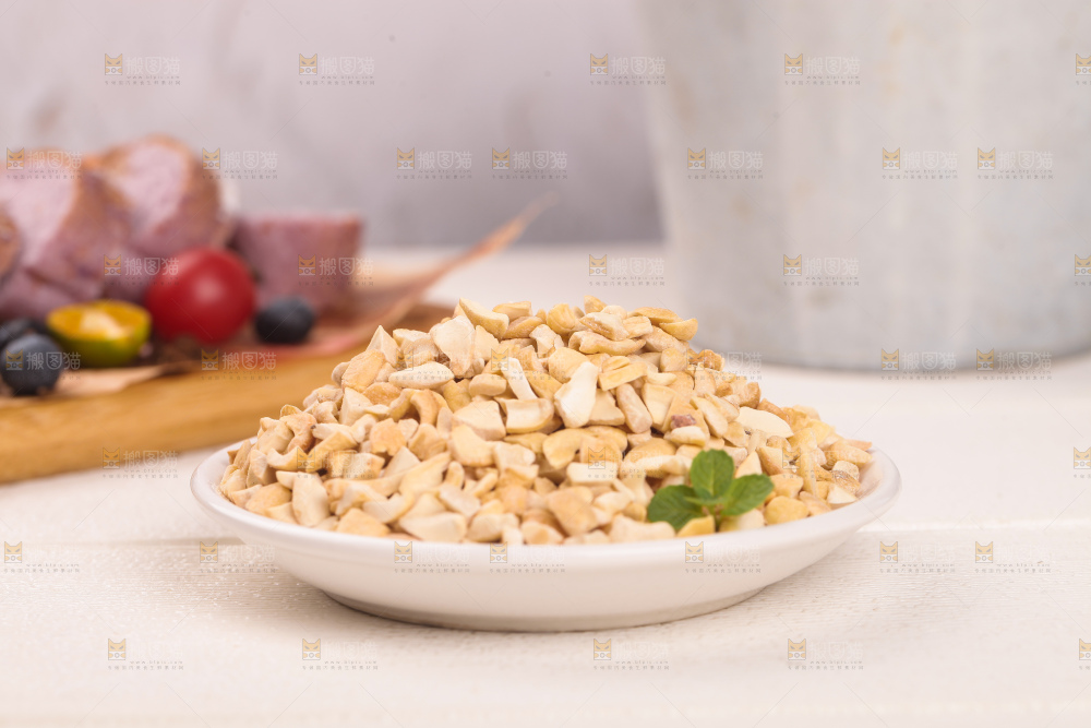 盘子里的腰果碎
