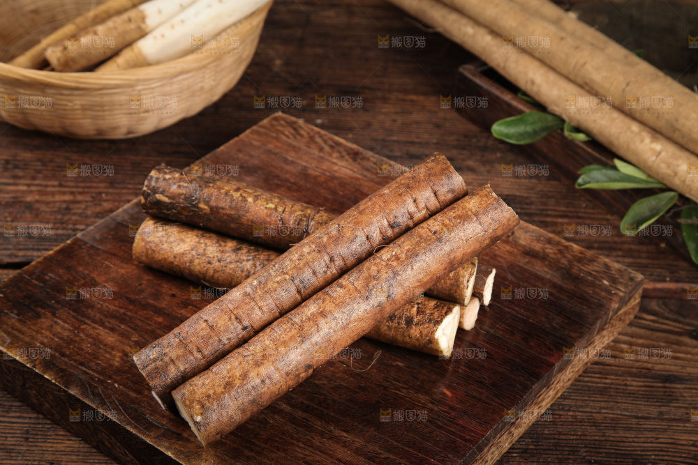 木板上放着新鲜牛蒡根