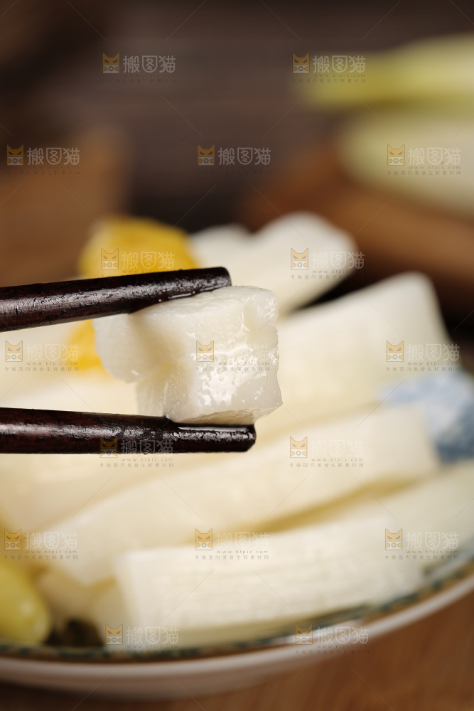筷子上夹着泡椒笋