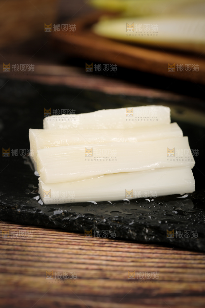 黑石板上的泡椒脆笋