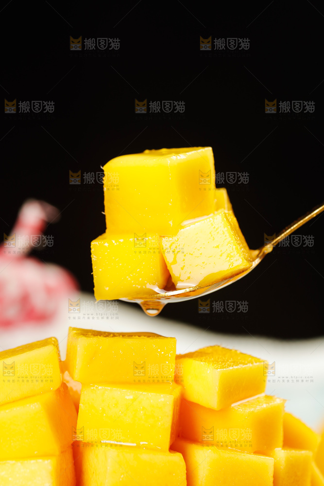 勺子上舀着金煌芒果肉