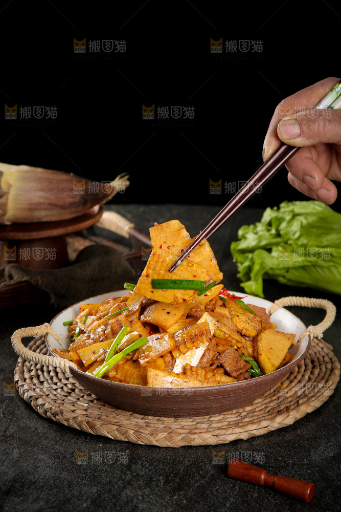 筷子上夹着春笋炒肉