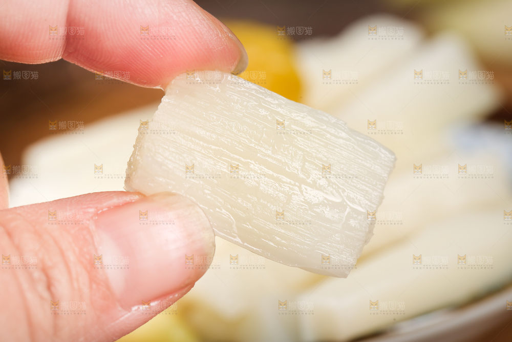 手里拿着酸辣泡笋