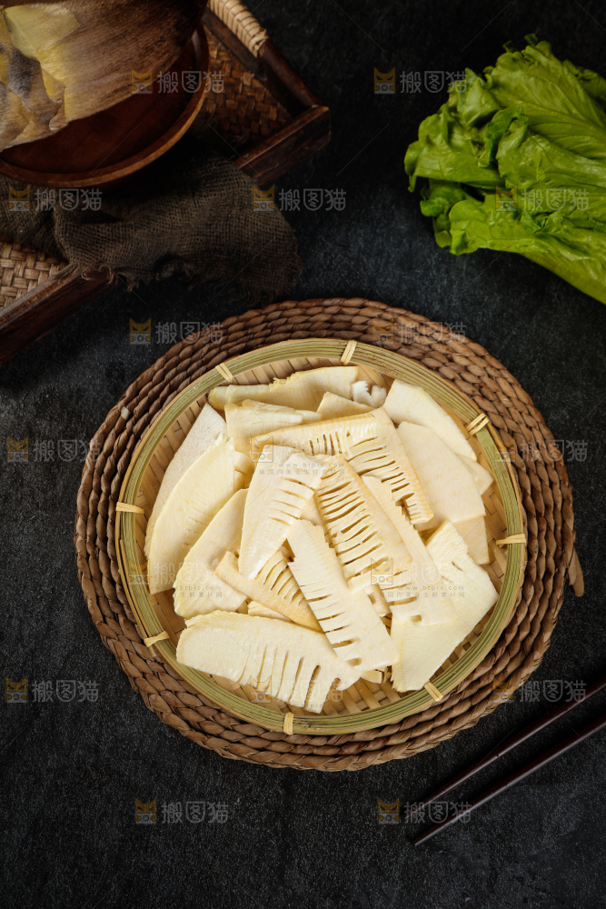 一篮切块的黄泥春笋