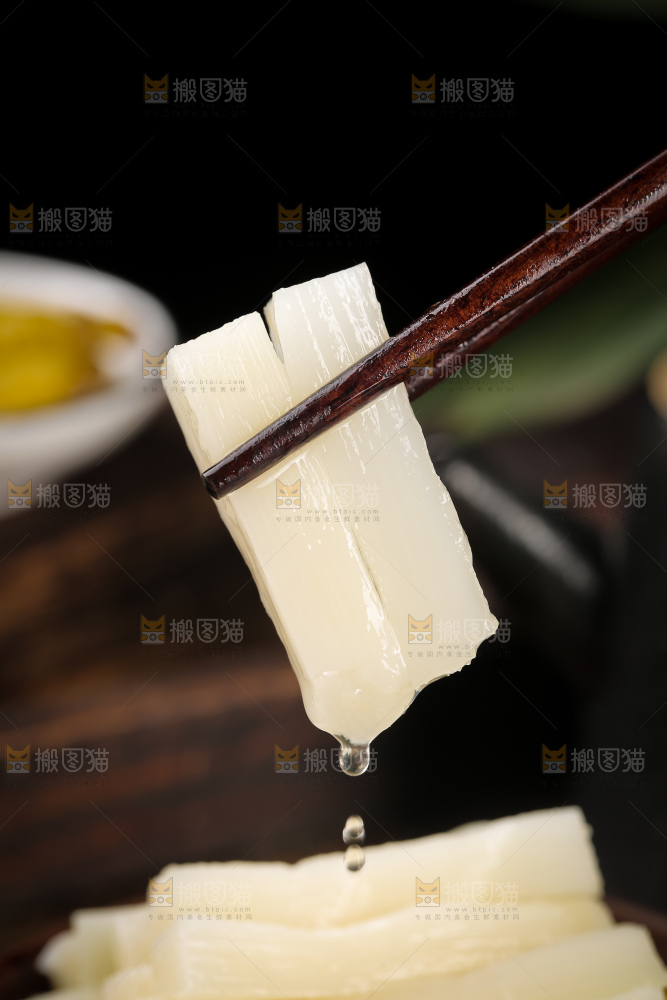 筷子上夹着山椒脆笋