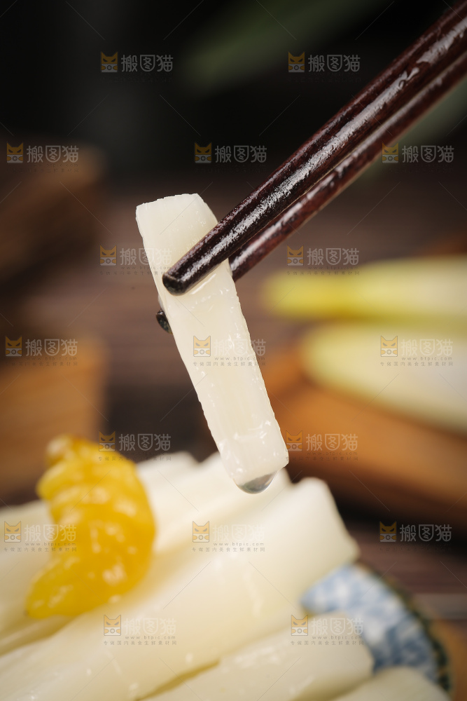 筷子上夹着泡椒笋