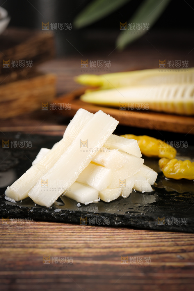 黑石板上的泡椒脆笋