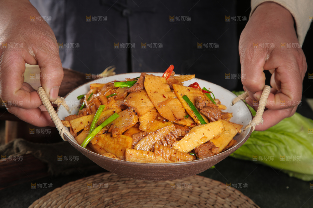 手里端着春笋烧肉