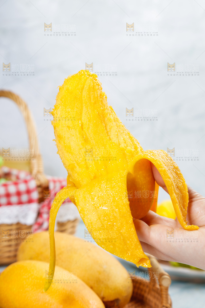 手里拿着金煌芒果