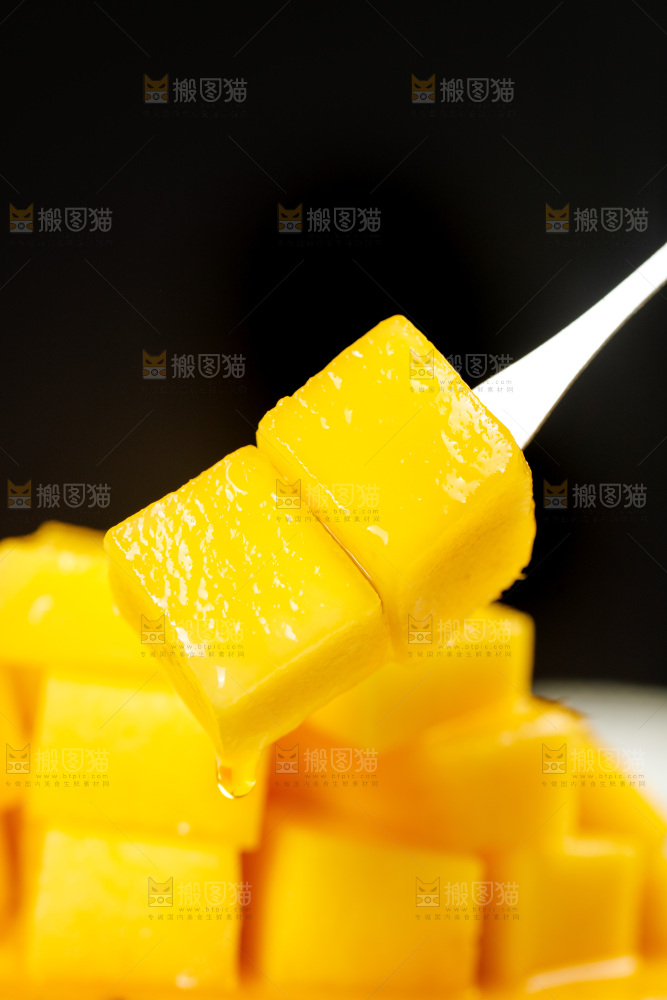叉子上插着金煌芒果肉