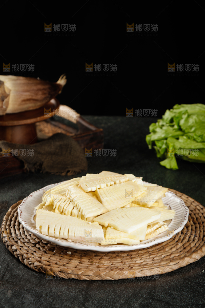 一盘切块的春笋