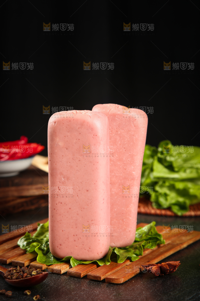 木板上放着火腿肠