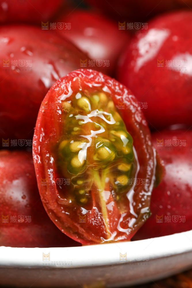 盘子里装着紫葡萄小番茄
