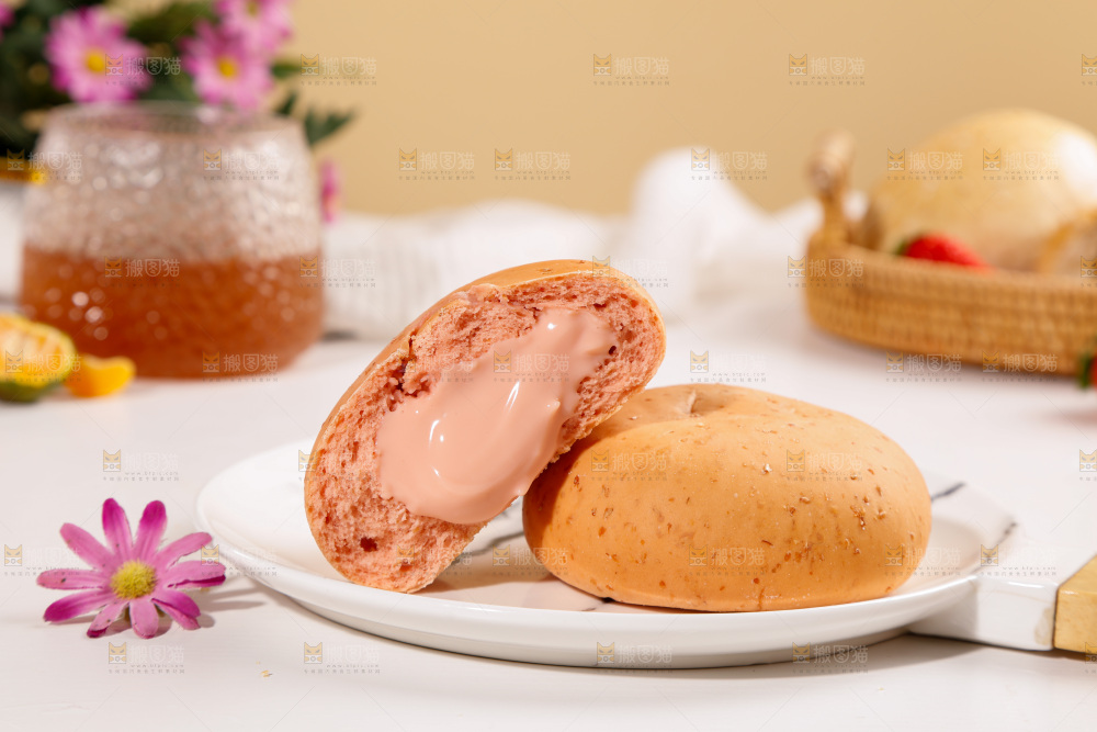 盘子里装着欧包