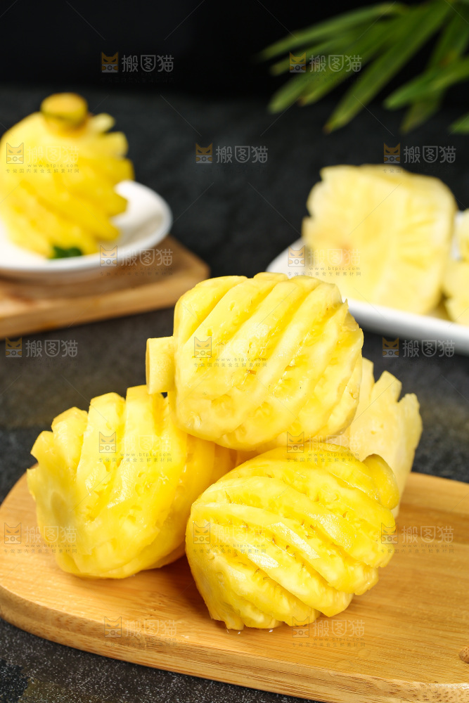 木板上放着一堆泰国小菠萝
