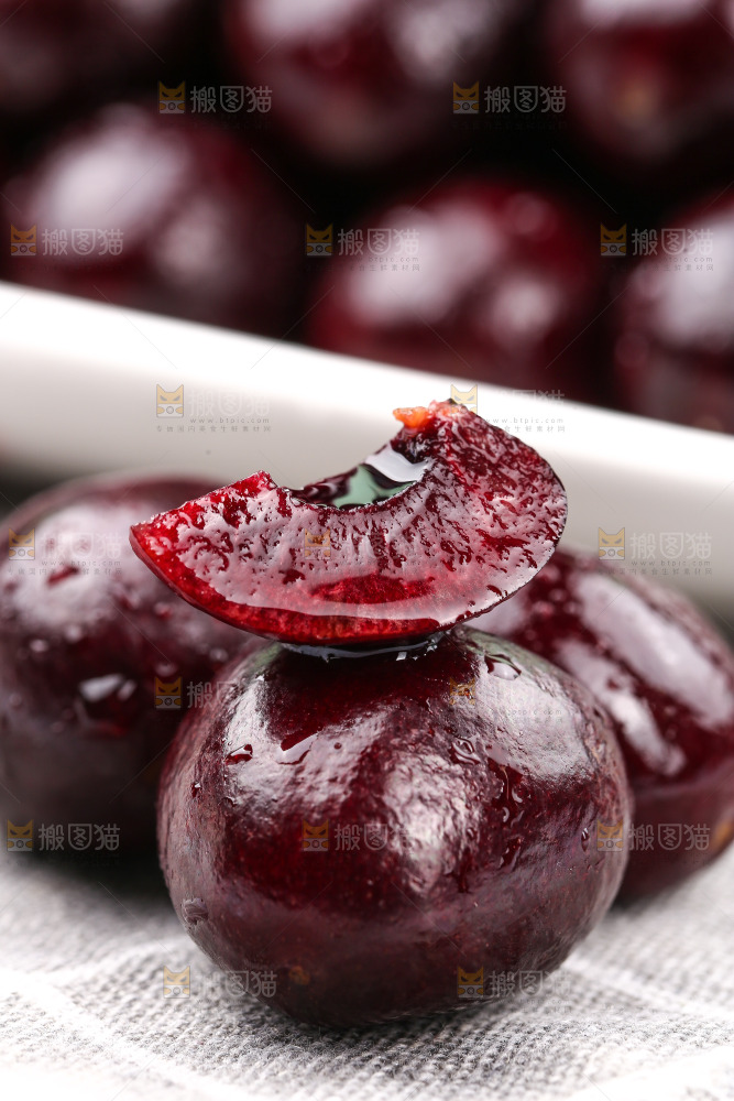 浅底上放着智利车厘子