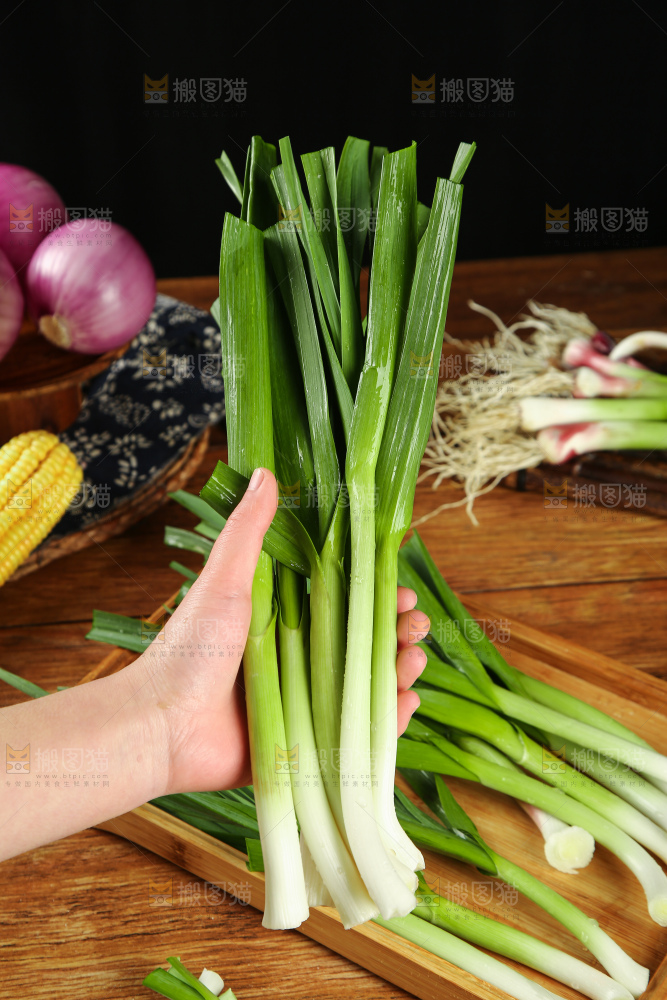 手里拿着蒜苗