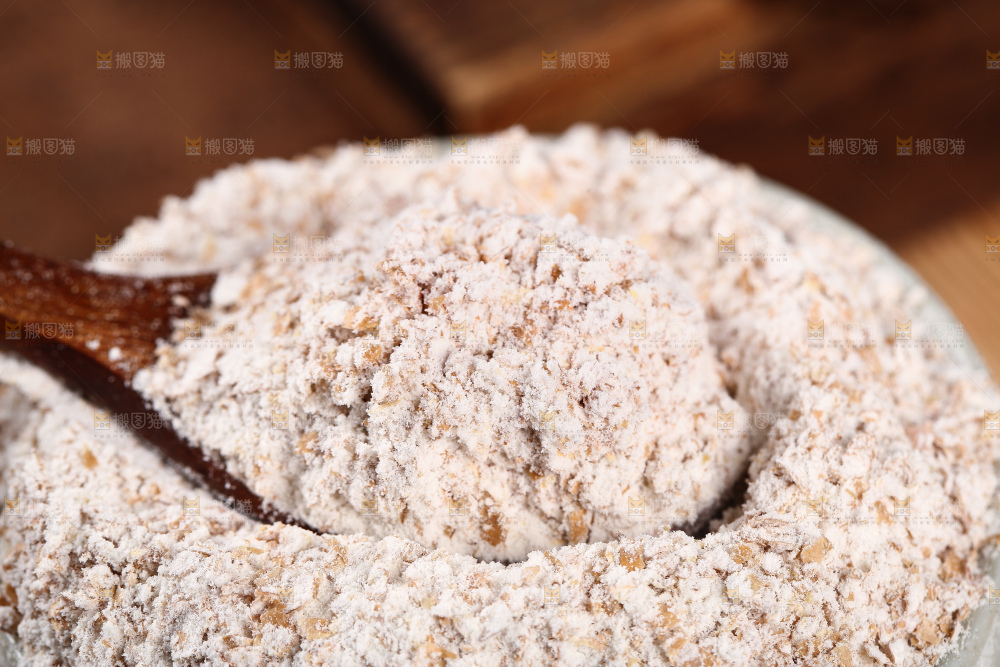 勺子上舀着黑全麦粉