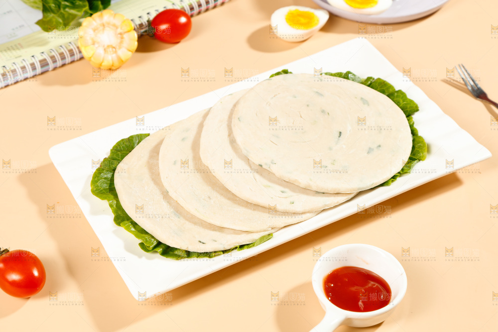 浅底上放着一盘葱油饼