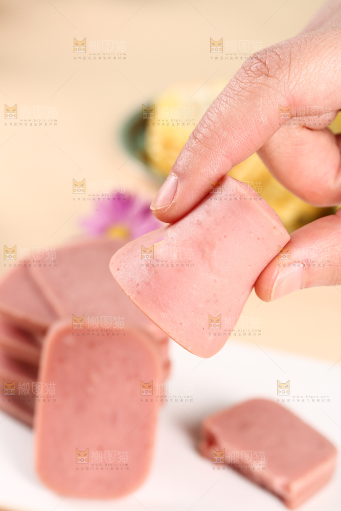 手里拿着火腿肠