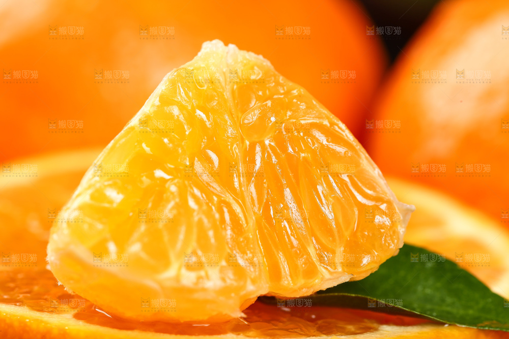 木板上放着沃柑果肉