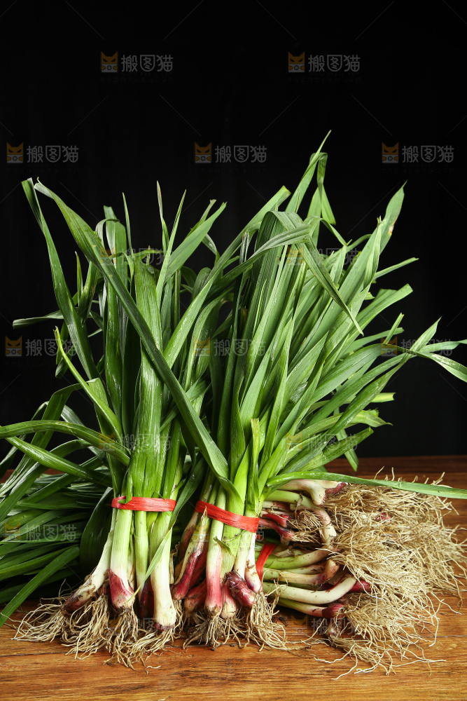 木底上放着一堆大蒜苗