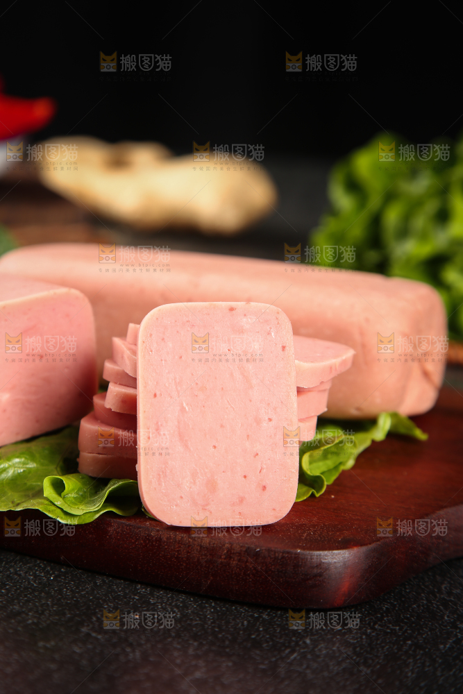 木板上放着午餐肉切片