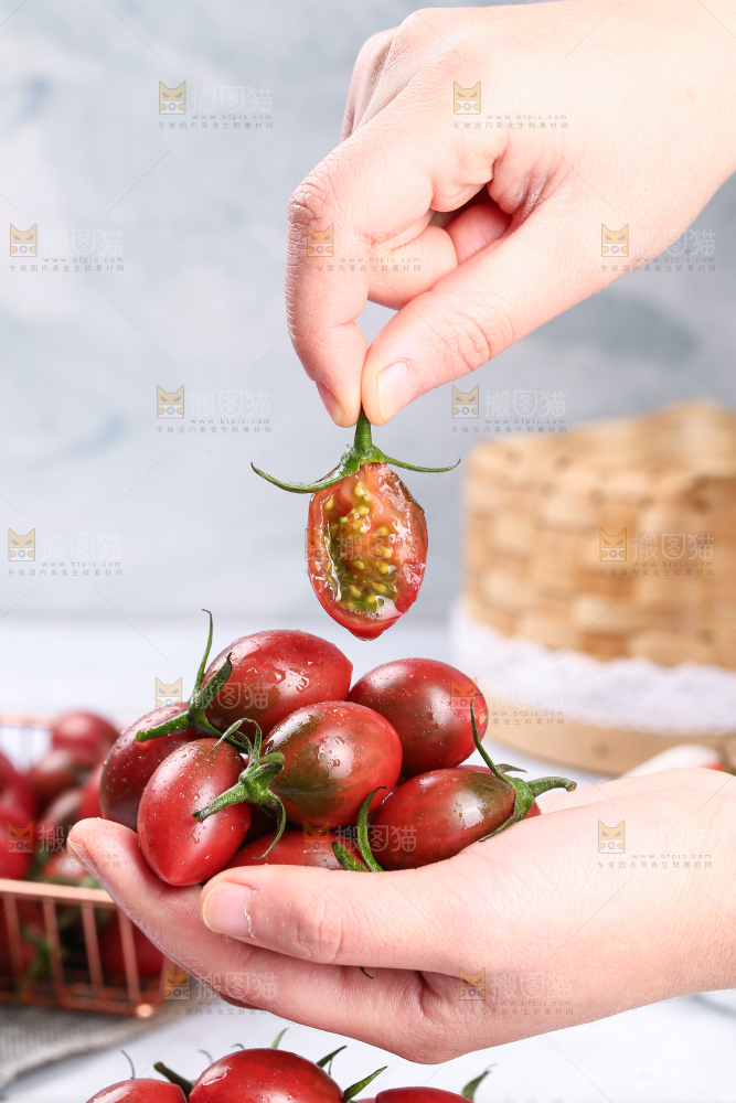 手里拿着小番茄
