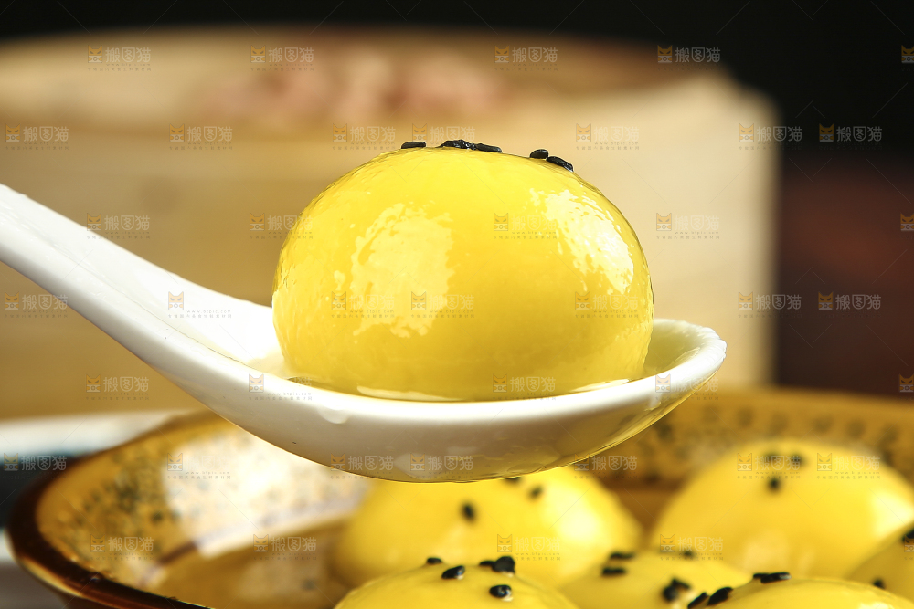 勺子上舀着黄米汤圆