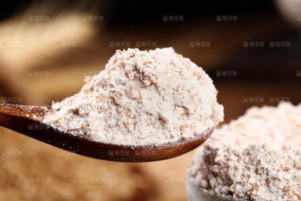 勺子上舀着黑全麦粉