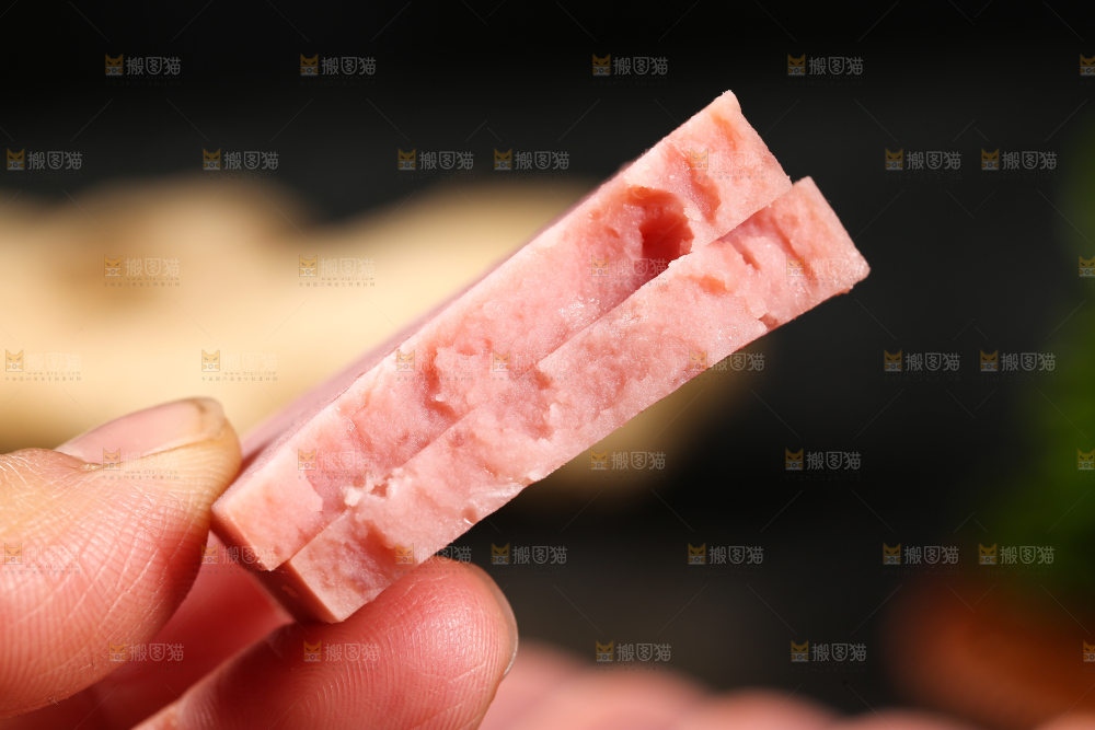 手里拿着午餐肉