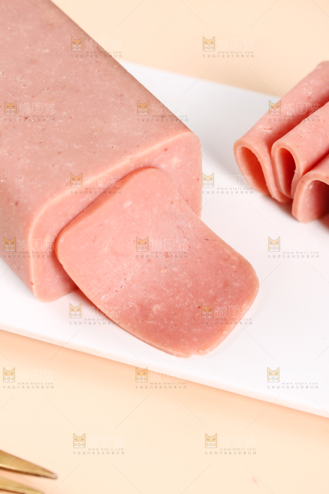 盘子里的午餐肉