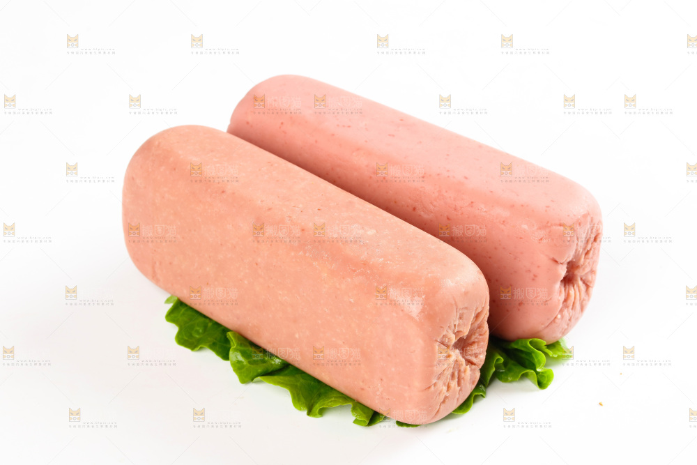 白底上放着午餐肉