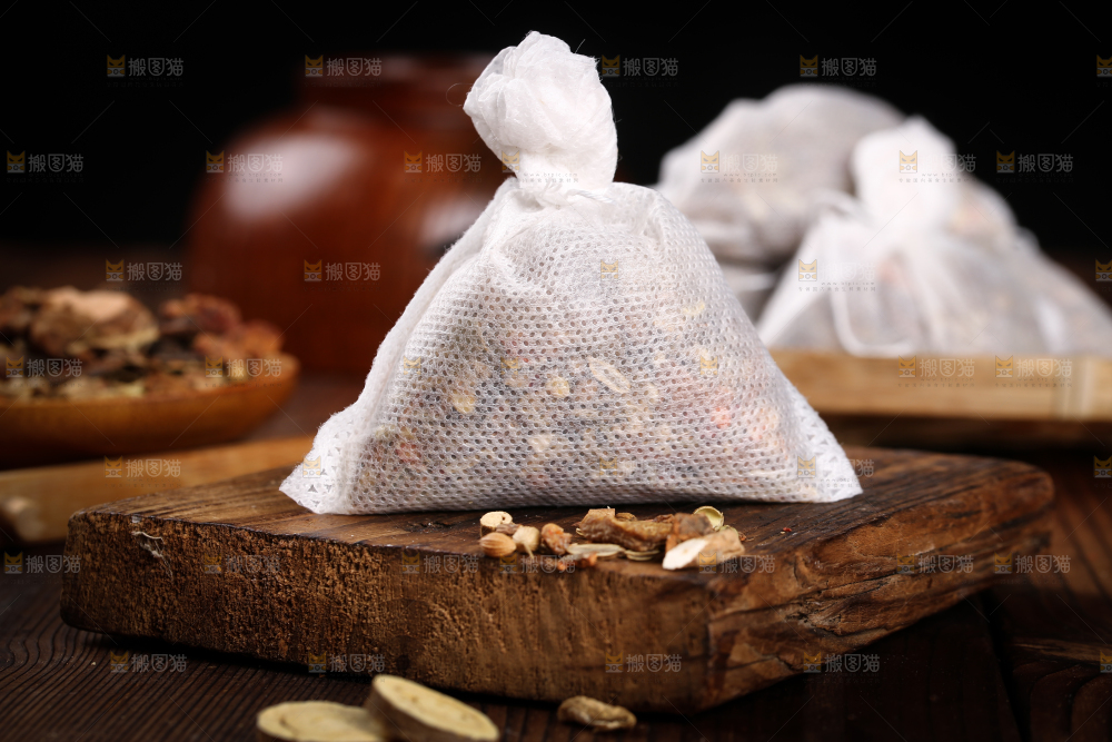 木板上放着卤料包