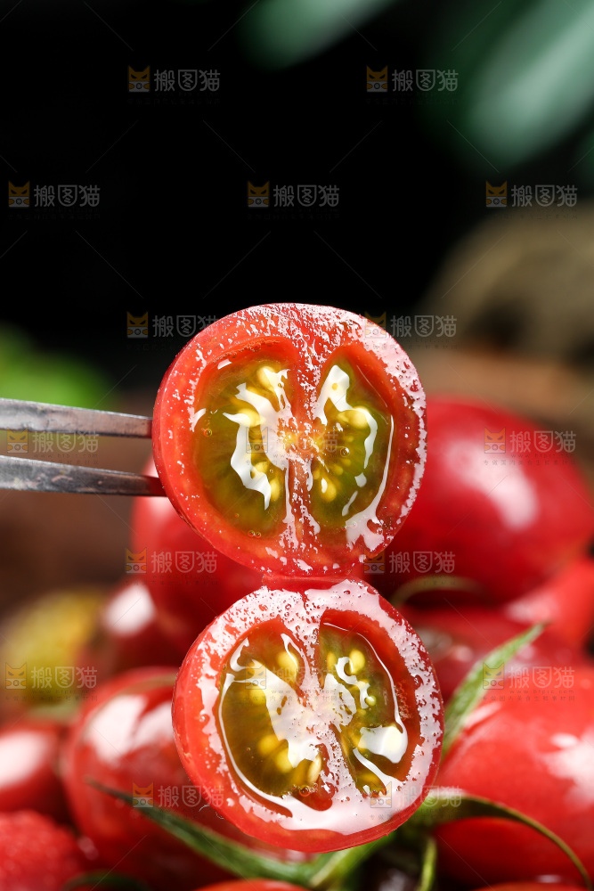 叉子上插着小番茄