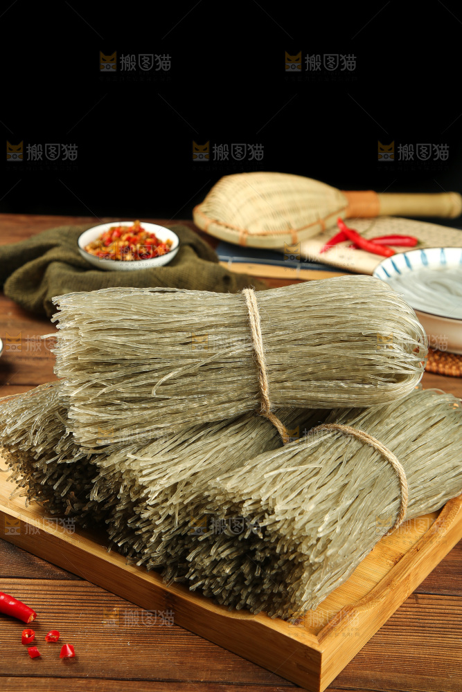 木板上放着红薯粉