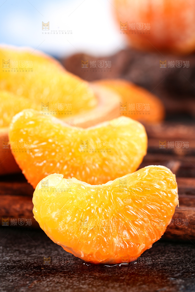 竹底上放着春见果肉