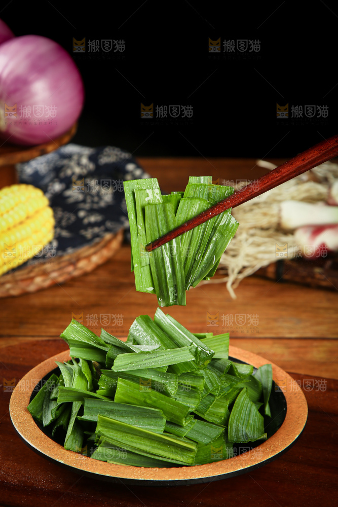 筷子上夹着大蒜叶