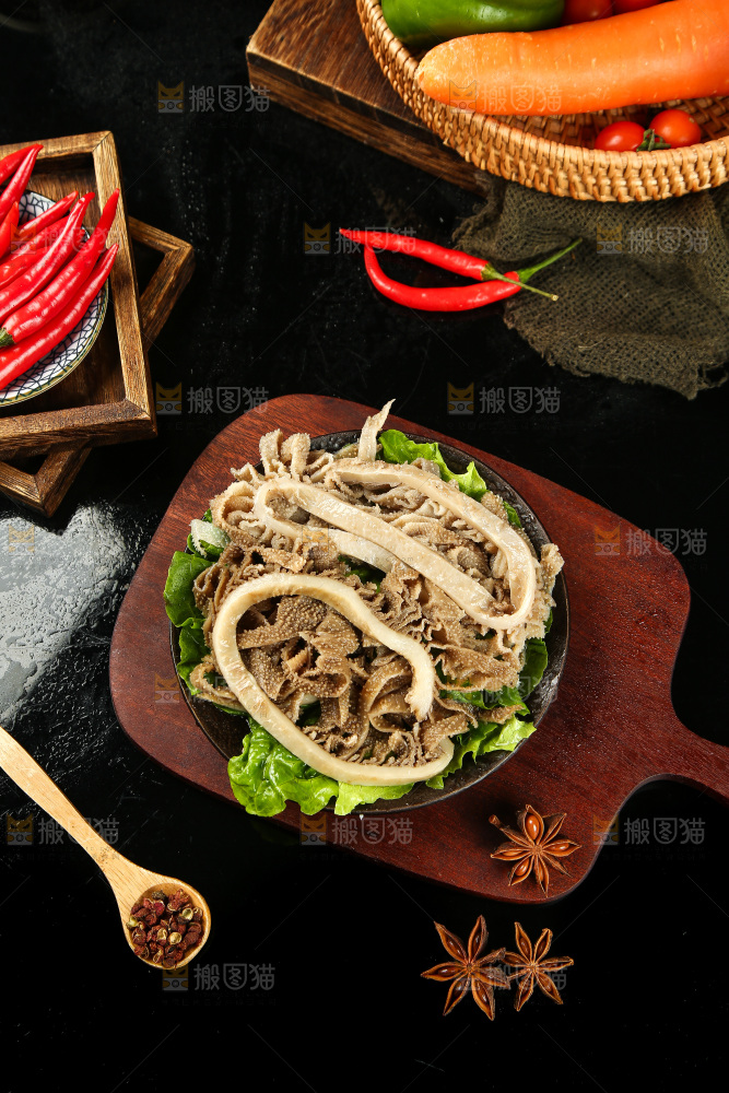 木板上放着一盘火锅牛百叶