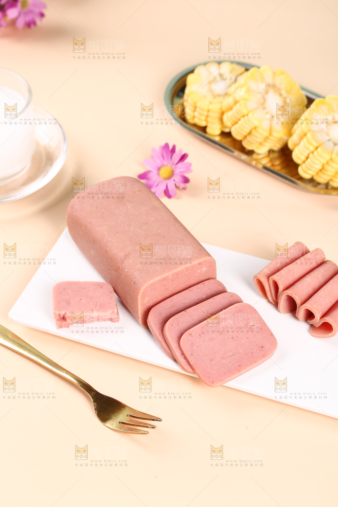 盘子里的午餐肉