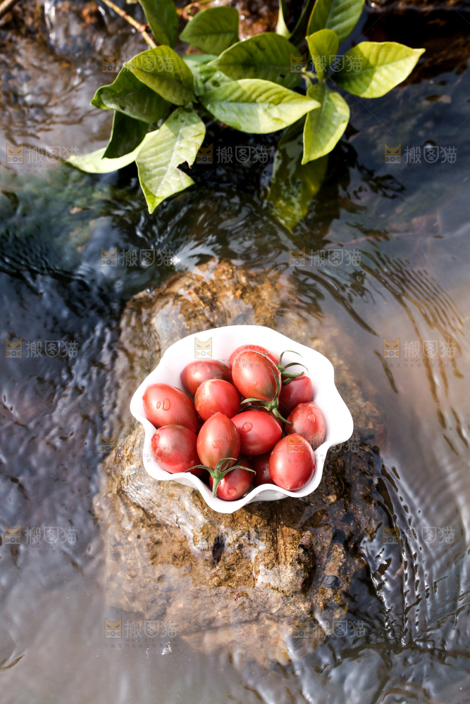 碟子里装着珍珠小番茄
