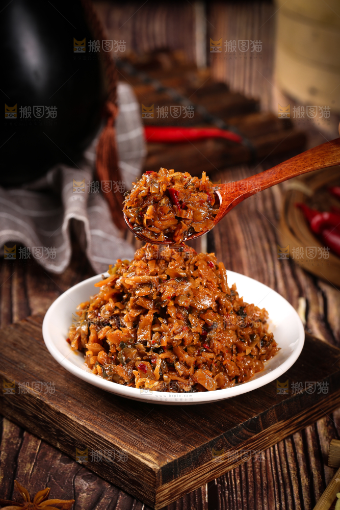 勺子上舀着外婆菜