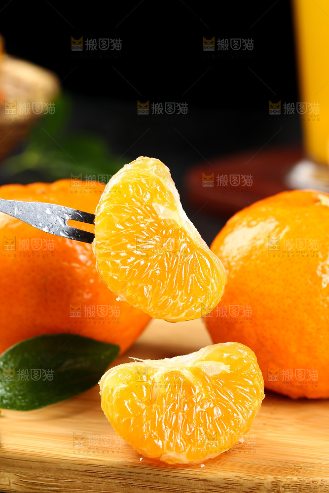 叉子上插着沃柑果肉