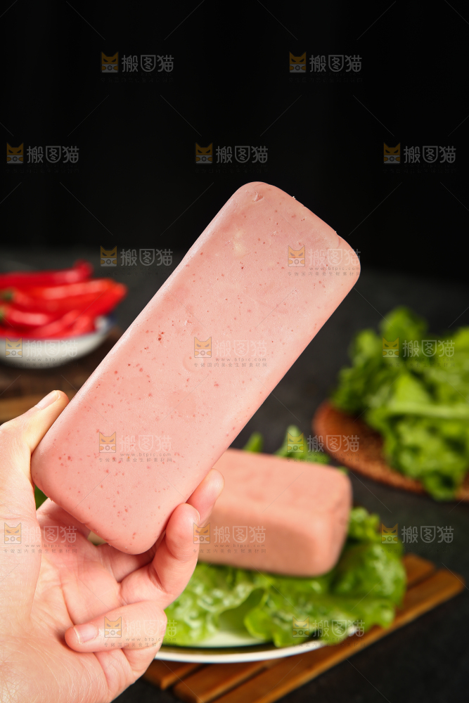 手里拿着火腿肠