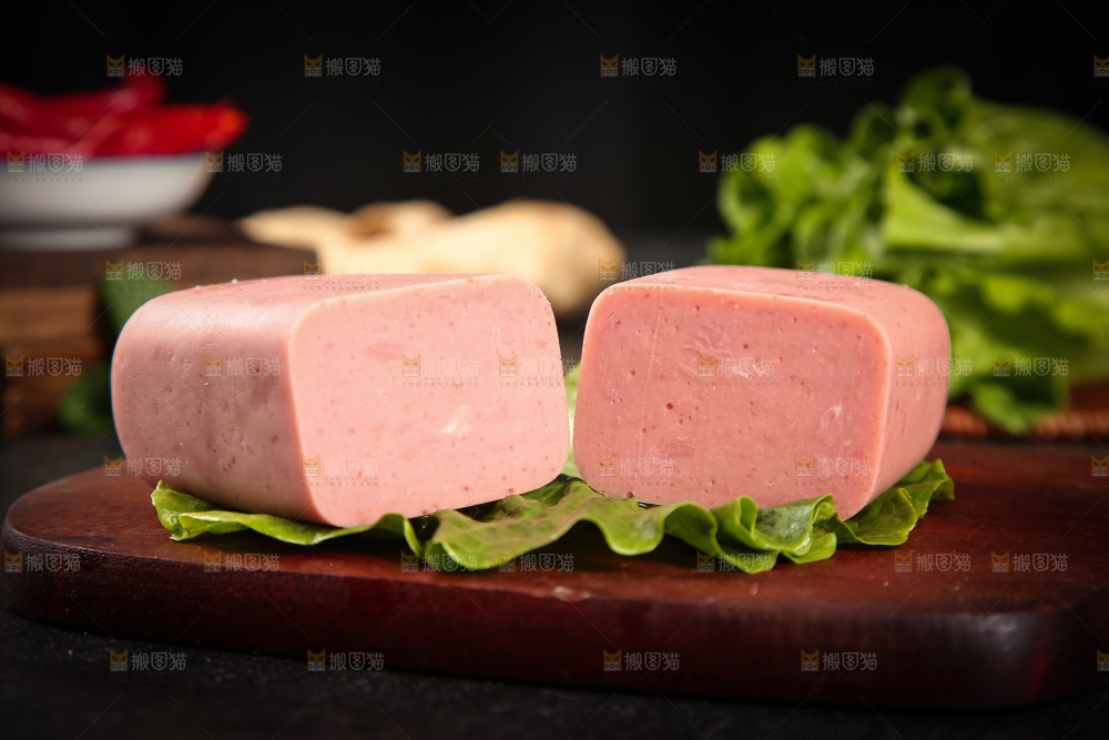 木板上放着火腿肠