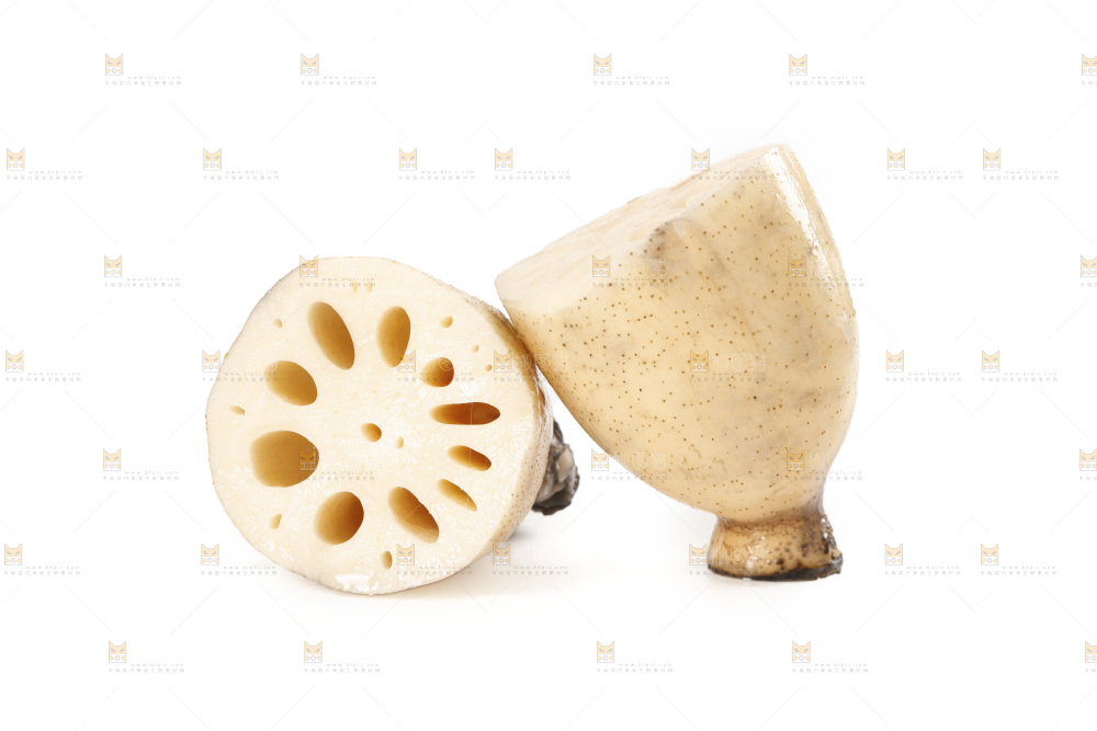 白底上切开的洪湖莲藕