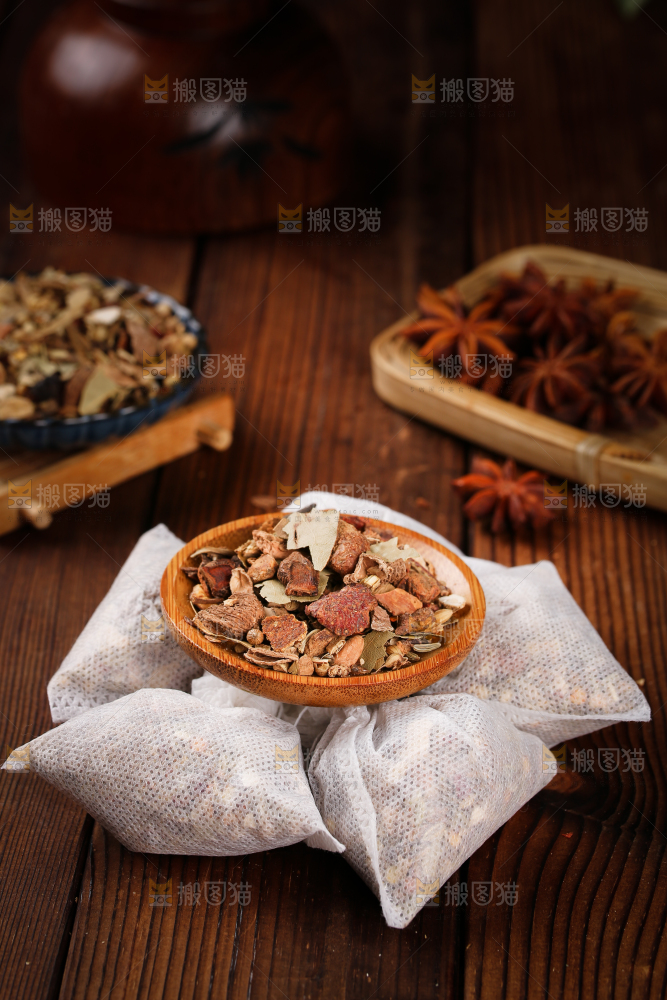 盘子里装着卤肉料包