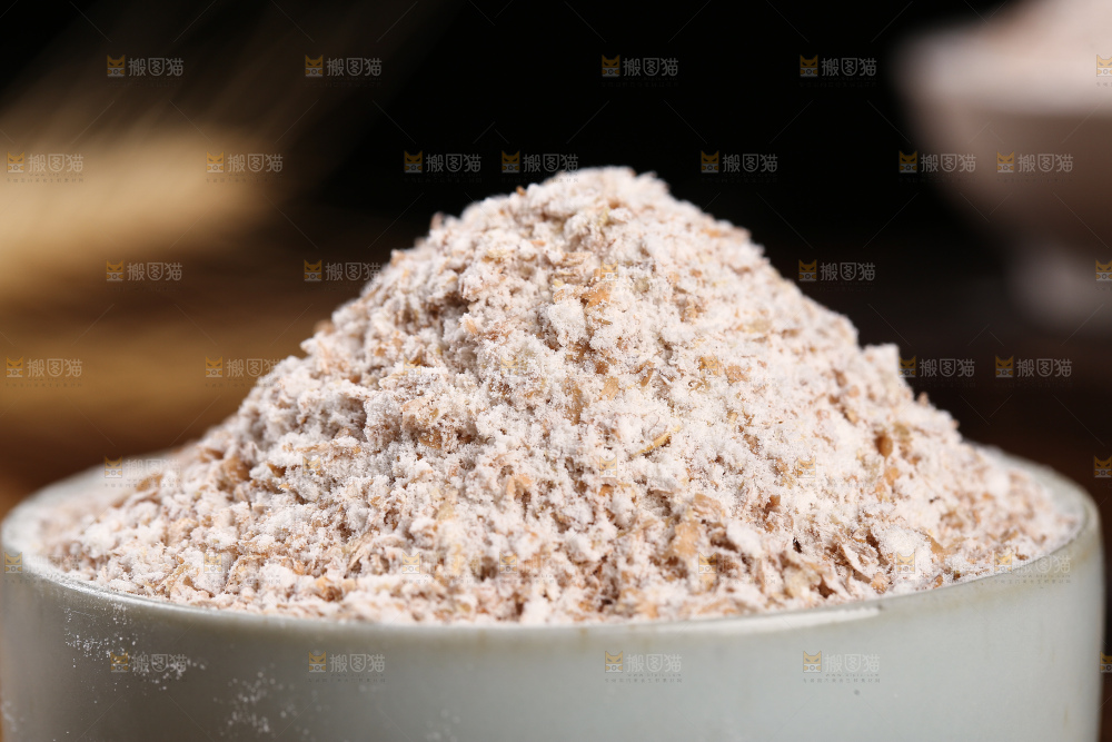碗里装着全麦面粉