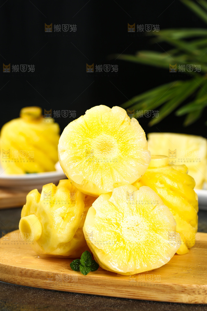木板上放着一堆泰国小菠萝